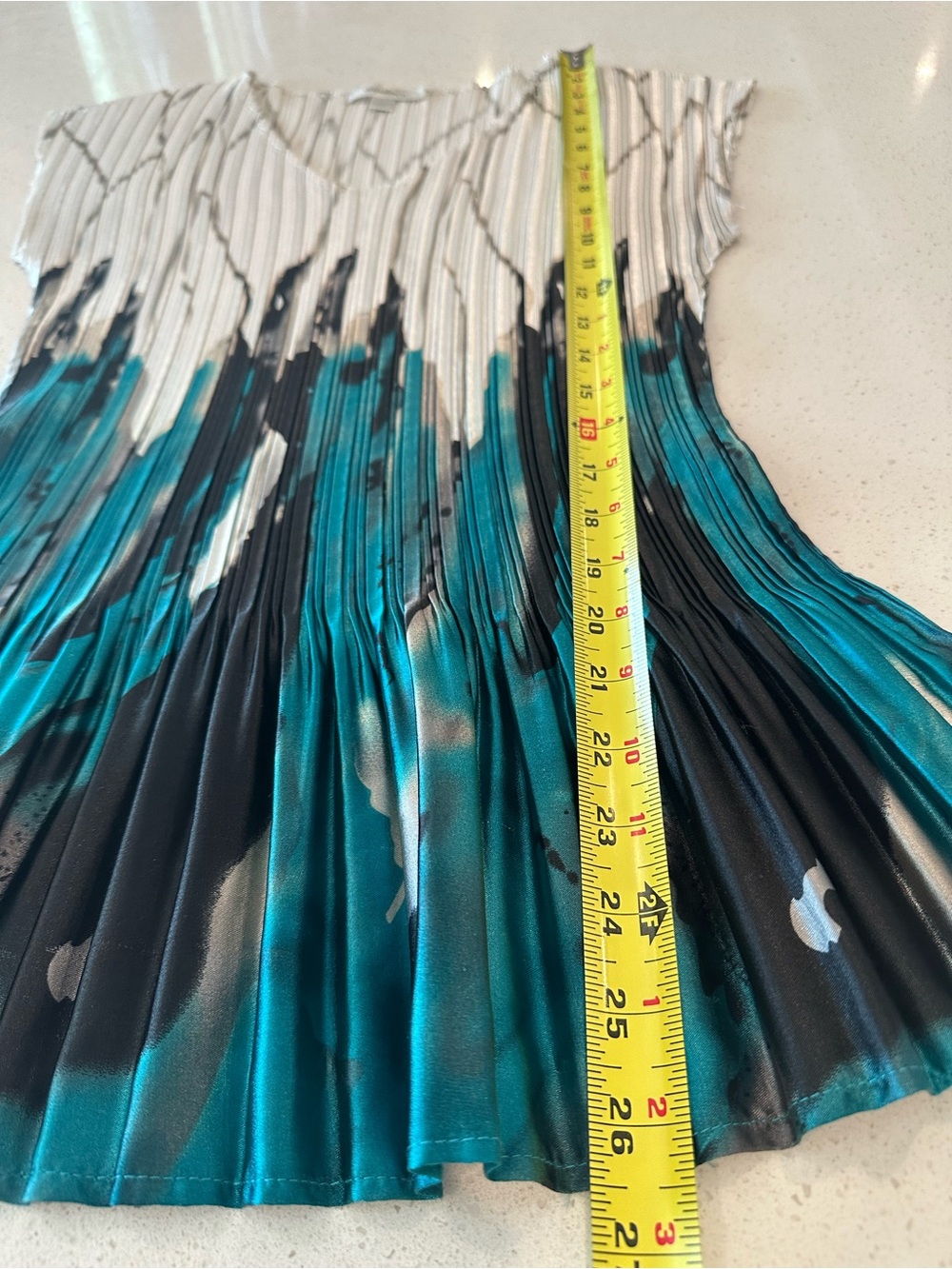 DRESSBARN SIZE LARGEPleated V-Neck. Top in White and Teal. SUPER STRETCHY! - Picture 9 of 11